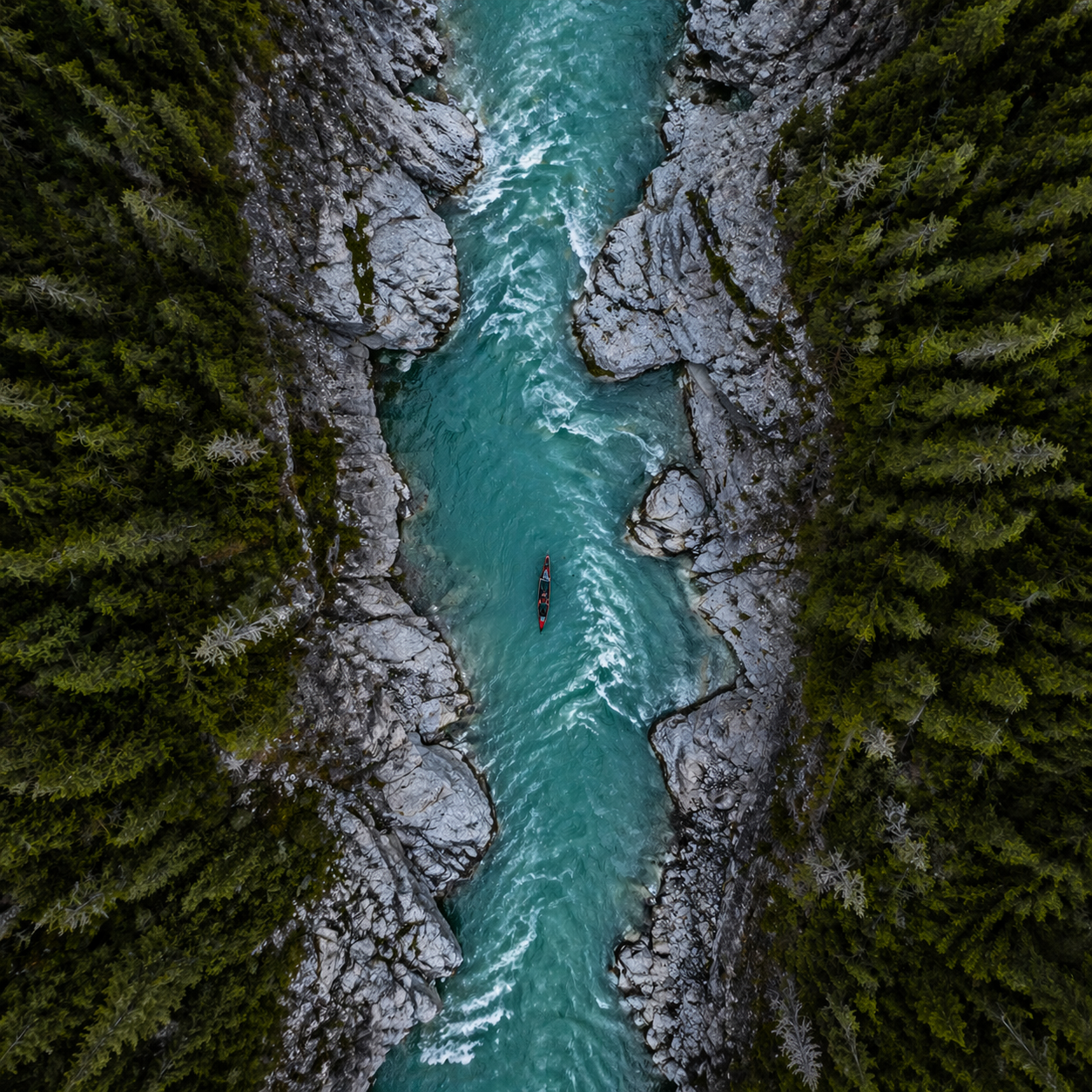 Luftaufnahme eines Kanus in einer türkisfarbenen Schlucht